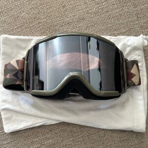 SMITH VR Headset with Green Frame and Geometric Strap